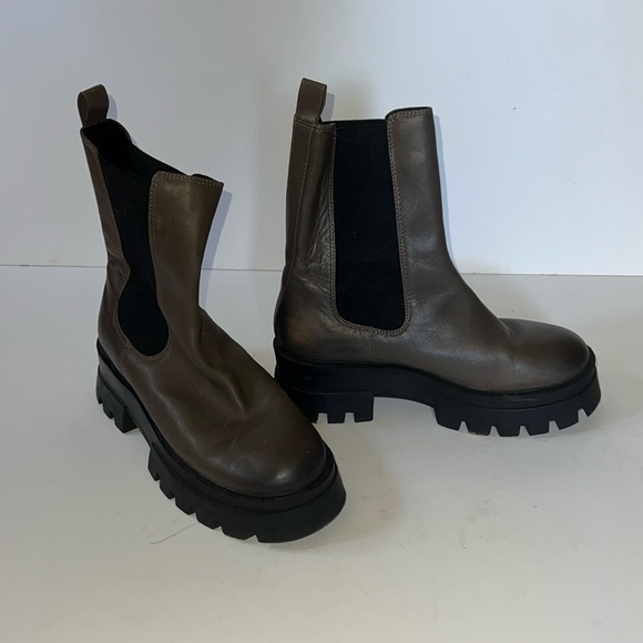 Lug sole Chelsea Boots - Picture 1 of 8